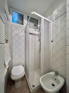Sofy Squared San Firenze في فلورنسا: حمام مع دش ومرحاض ومغسلة