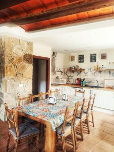 cocina y comedor con mesa y sillas en Casa Rural A Ritmo De Burro, en Robledondo
