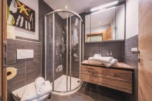 A bathroom at Apart Dengg Még 37 kép
