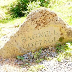 una roca con las palabras del tribunal del banquete escrita en ella en Bagnell Farm Cottage, en Chiselborough