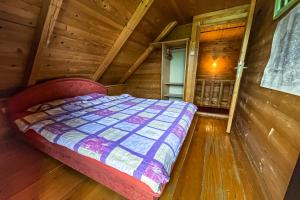 una camera con un letto in una baita di tronchi di Cottage Walnut a Kolašin