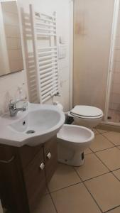 bagno con lavandino e servizi igienici di Affittacamere Fonseca Naples a Napoli
