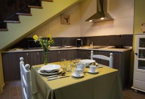 een keuken met een tafel met een geel tafelkleed bij Aguamarina SPA Azagalla Rural in Casas del Abad