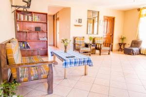 uma sala de estar com um banco e uma mesa em CAYESH Guest House em Huaraz