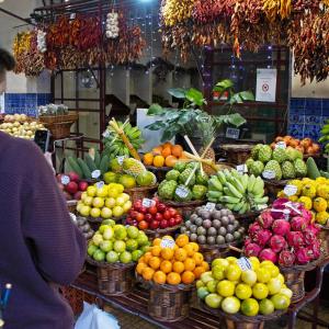 une exposition de fruits et légumes sur un marché dans l'établissement Pereira Place - Cottage, à São Vicente