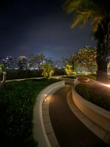 une passerelle dans un parc la nuit dans l'établissement Batavia Apartment ST, à Jakarta