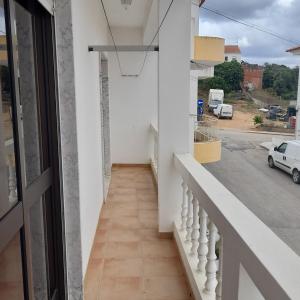- un balcon offrant une vue sur la rue dans l'établissement Casa Rocha Relax, à Aljezur
