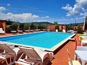 einen großen Pool mit Stühlen und einem Tisch in der Unterkunft Chocohotel in Perugia