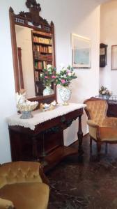 Habitación con mesa, sillas y espejo. en Villa Le Palme in Tuscany, en Lari