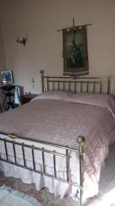 1 cama en un dormitorio con una foto en la pared en Villa Le Palme in Tuscany, en Lari