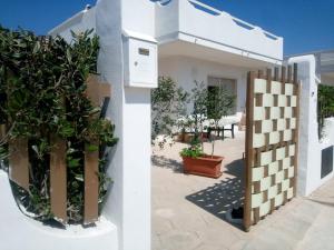 a house with a courtyard with a potted plant at La Torre Apartment by My Home Apulia in Torre Lapillo