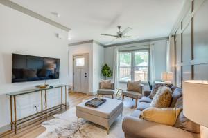 una sala de estar con un sofá y una mesa en Pet-Friendly Durham Home 2 Mi to Downtown!, en Durham