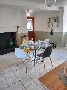 Cuisine ou kitchenette dans l'établissement Gîte privatif, proche nature et plan d'eau