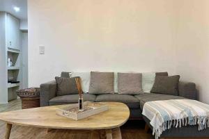 ein Wohnzimmer mit einem Sofa und einem Couchtisch in der Unterkunft T3 Moderne à 30m de la Plage in Ajaccio