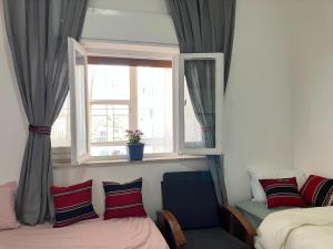 Darna Hostel في عمّان: غرفة نوم بسريرين ونافذة