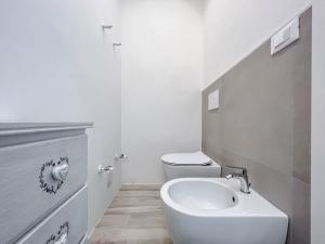 ein weißes Bad mit einem WC und einem Waschbecken in der Unterkunft Nuovo Bilocale con posto auto in Varraze
