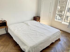 A bed or beds in a room at 1 bedroom Palais Hoche Cannes 5 mins from the Croisette Cannes Riviera 226