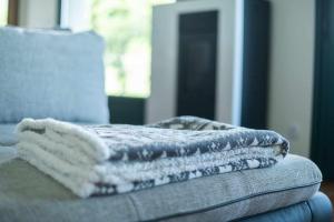 a pile of towels sitting on top of a couch at Casa vacacional Ris in Duyos +29 photos