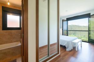 a room with a bed and a tub and a window at Casa vacacional Ris in Duyos
