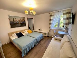 1 dormitorio con 1 cama y 1 sofá en Arenaapartments, en Gdansk