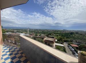 einen Blick auf die Stadt vom Balkon eines Hauses in der Unterkunft Casa Vacanze Nene in Minturno