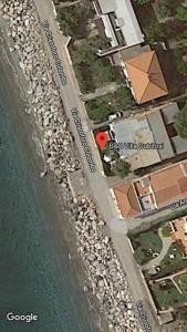 チッタデッラ・デル・カーポにあるB&B Villa Gubitosiの赤い斑点のある海岸の空中