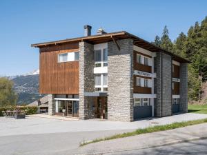 un grande edificio in mattoni con tetto in legno di Chez Elsy - Crans-Sapins a Crans-Montana