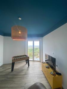 ein Wohnzimmer mit einer Tischtennisplatte und einem TV in der Unterkunft Casa Vacanze Nene in Minturno