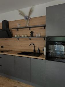 uma cozinha com um lavatório e um micro-ondas em Gemini Apartments em Kaštela