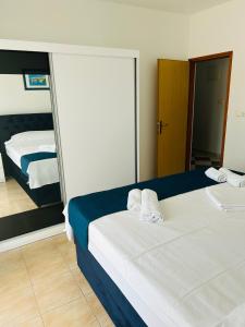 una camera con un grande letto e uno specchio di Hvar beach vacation a Vrboska (Verbosca)