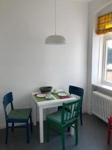 una mesa blanca con sillas y un tazón en ella en In der Mühlenstraße en Malchow