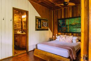 een slaapkamer met een bed in de hoek van een kamer bij Bambuda Lodge in Bocas del Toro