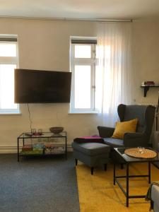 sala de estar con sofá y TV de pantalla plana en In der Mühlenstraße en Malchow