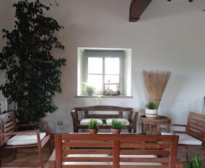 una stanza con sedie, tavolo e finestra di Il Casale di Giulia di Aprilia ad Aprilia