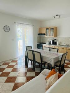 - une cuisine et une salle à manger avec une table et des chaises dans l'établissement Hvar beach vacation, à Vrboska