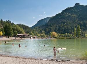 La Motte-Chalançon的住宿－Camping L'Ondine de Provence，在湖中游泳的一群人