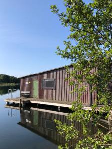 Výhled na řeku, která protéká v blízkosti apartmánu + 7 fotografií