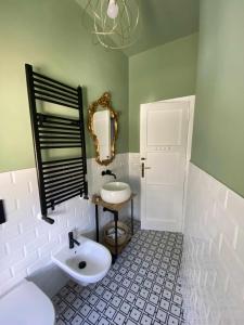 ein Bad mit einem Waschbecken und einem Spiegel in der Unterkunft Casa Vacanze Nene in Minturno