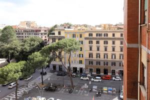 widok na ulicę miejską z samochodami i budynkami w obiekcie Re di Roma - Charme Apartment w Rzymie
