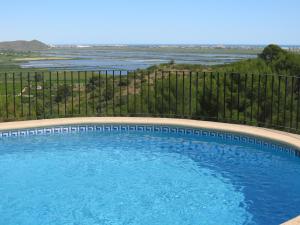 Bazén v ubytování Maison avec logement indépendant piscine privée et vue mer nebo v jeho okolí