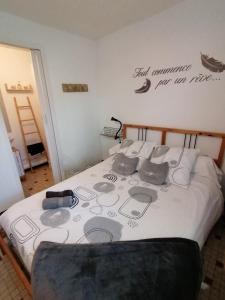 - une chambre avec un lit et un panneau mural dans l'établissement Entre rivière & bambous / Vue rivière / Parc arboré, à Saint-Juéry