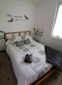 - une chambre dotée d'un lit avec des chaussures dans l'établissement Entre rivière & bambous / Vue rivière / Parc arboré, à Saint-Juéry