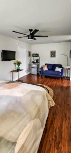 1 dormitorio con 1 cama grande y 1 sofá azul en Studio Mins to Culver City Downtown, Sony & Venice, en Los Ángeles