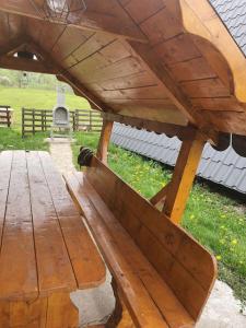einer Holzbank auf einem Tisch in der Unterkunft Casuta mea in Stulpicani