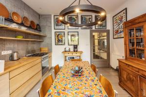 cocina con mesa con sillas y comedor en Maison les 3 perles - Hypercentre - Gaillac, en Gaillac