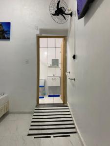 a hallway with a door leading to a bathroom at Pousada Coração de Jesus in Aparecida