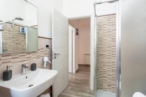 bagno con lavandino e doccia di E.R. Apartment a Palermo