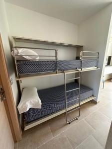 ヴァストにあるCasa Sul Mare Vastoの二段ベッド2組が備わる客室です。