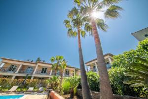 Hotel Brin d'Azur - Saint Tropez内部或周边的泳池