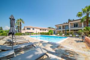 Hotel Brin d'Azur - Saint Tropez内部或周边的泳池